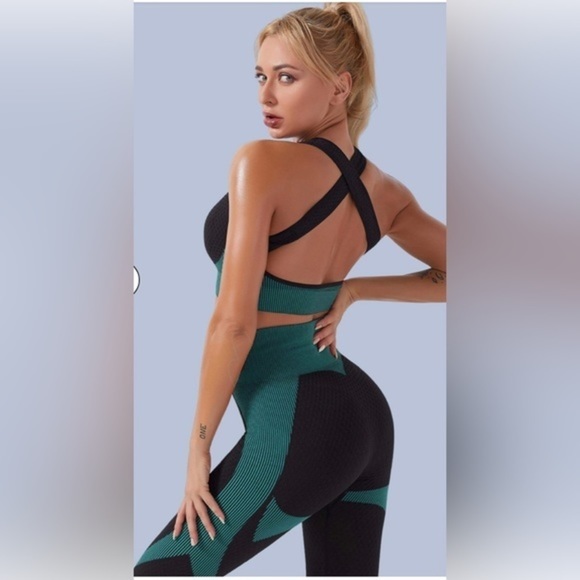 3-piece set: leggings, sports bra, & cropped zip jacket | Black & Forest Green - Picture 6 of 15